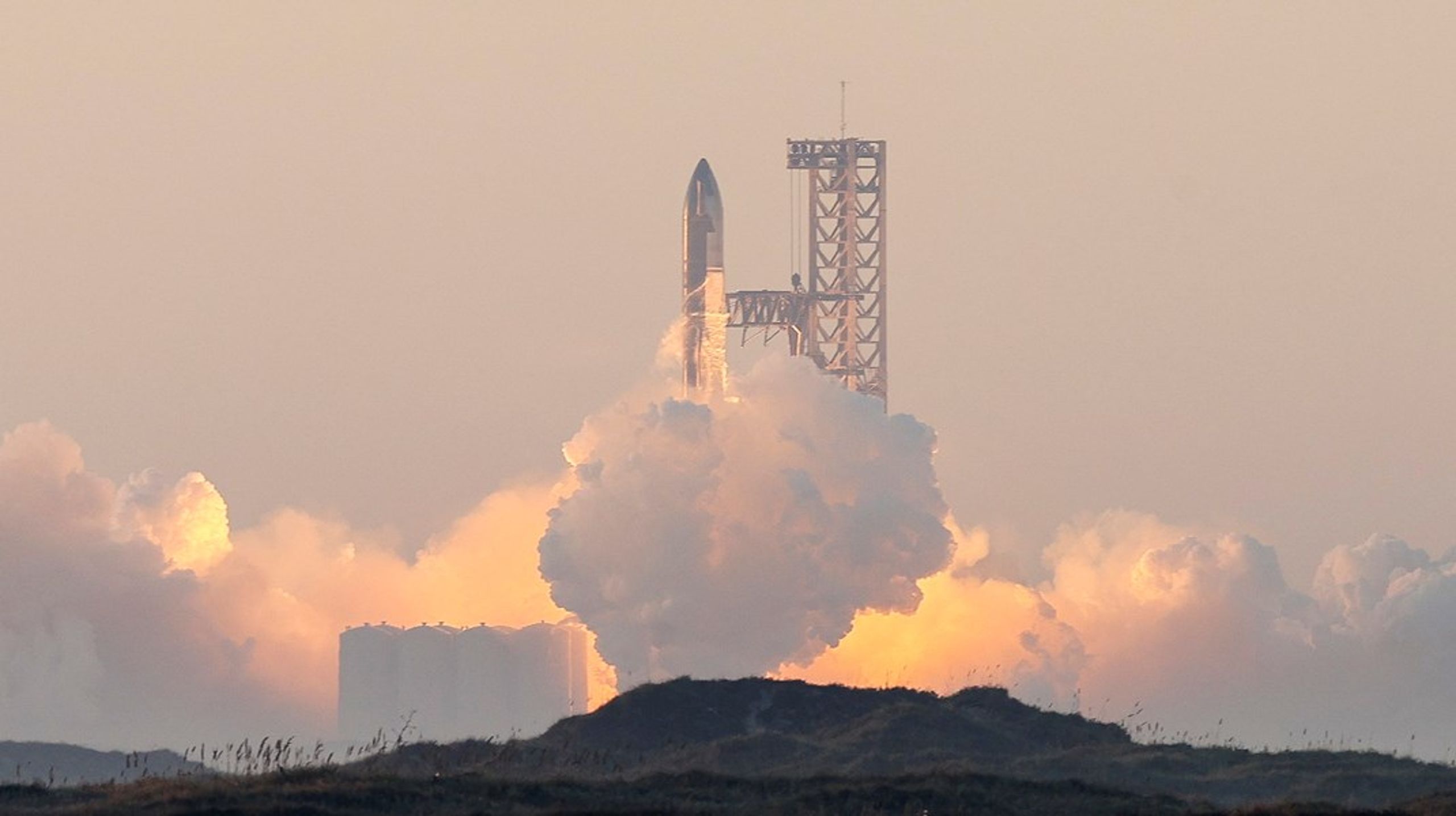 Forsøgsopsendelsen af SpaceX' 121 meter høje Starship fra Texas den 18. november. Efter 8 minutter måtte raketten bringes til eksplosion på grund af problemer med det underste boostermodul. Men der står flere raketter klar i hangaren.&nbsp;