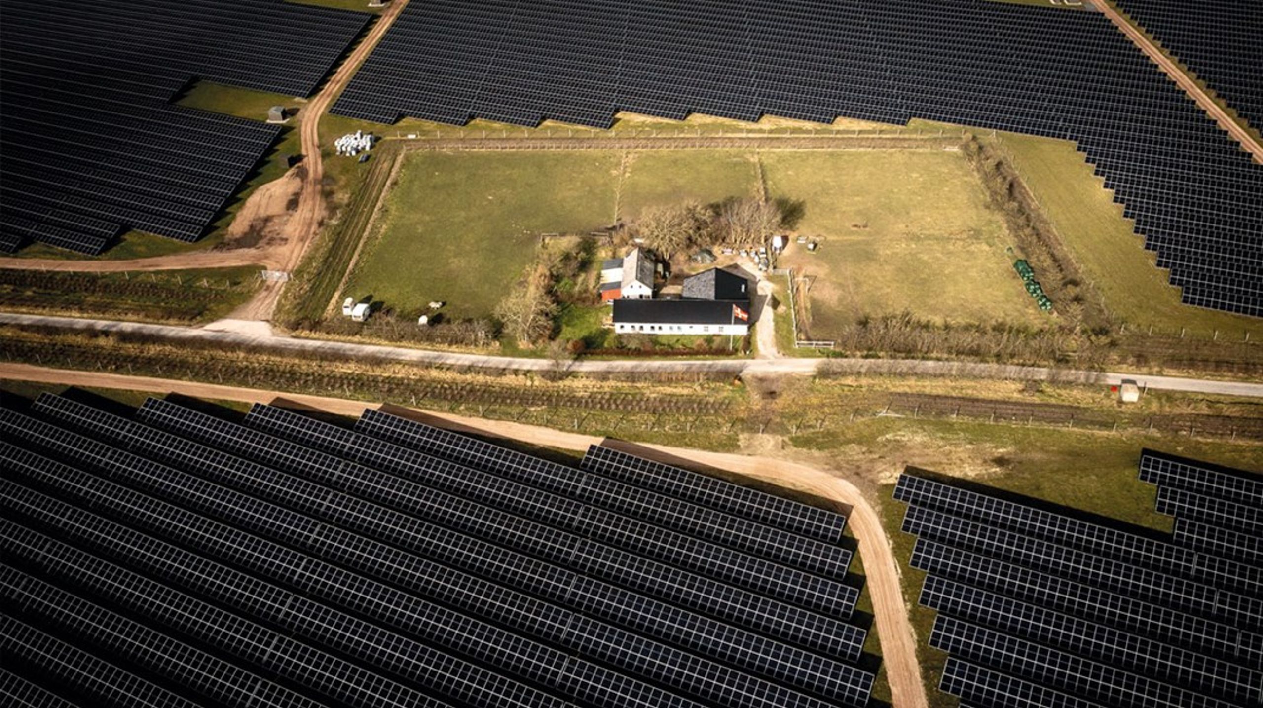 Borgere, der lever tæt på solceller og vindmøller, mærker ikke nok til gevinsterne fra den grønne
strøm, mener syv midt- og vestjyske borgmestre.&nbsp;